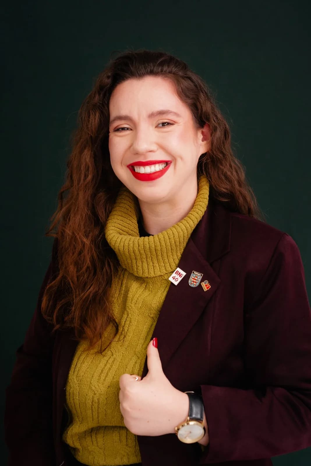 Ellen Landgraf sorrindo e fazendo sinal de positivo com a mão.